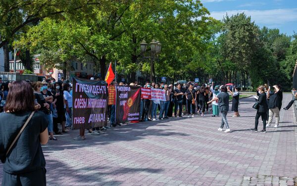 Арендаторы считают это несправедливым, поскольку годами вкладывали деньги в развитие и популярность бутиков, а соответственно и торгового центра Арендаторы считают это несправедливым, поскольку годами вкладывали деньги в развитие и популярность бутиков, а соответственно и торгового центра - Sputnik Кыргызстан