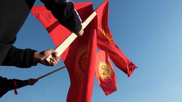 Митинг в центре Бишкека после окончания парламентских выборов - Sputnik Кыргызстан