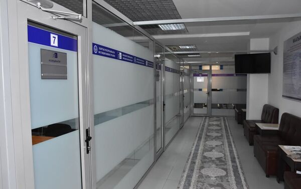 В новом офисе гражданам будут оказывать бесплатную юридическую помощь и координировать такие же центры, расположенные по всей стране В новом офисе гражданам будут оказывать бесплатную юридическую помощь и координировать такие же центры, расположенные по всей стране - Sputnik Кыргызстан