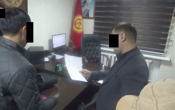 В Бишкеке задержали заместителя прокурора Октябрьского района столицы А. А. Э. В Бишкеке задержали заместителя прокурора Октябрьского района столицы А. А. Э. - Sputnik Кыргызстан