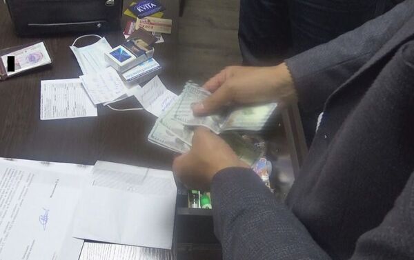 Прокурора подозревают в вымогательстве 5000 долларов у милиционеров под угрозой привлечения к уголовной ответственности Прокурора подозревают в вымогательстве 5000 долларов у милиционеров под угрозой привлечения к уголовной ответственности - Sputnik Кыргызстан