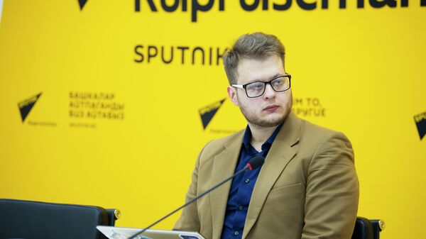 Ведущий антифейкового подкаста РИА Новости Не верю! Артем Буфтяк во время мастер-класса в мультимедийном пресс-центре Sputnik Кыргызстан - Sputnik Кыргызстан