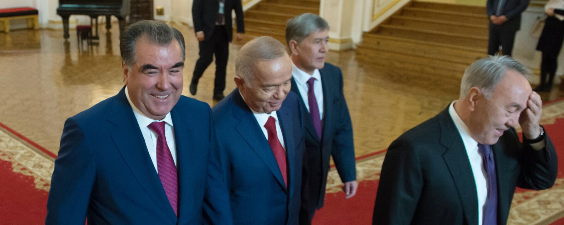 Президент Таджикистана Эмомали Рахмон и бывшие президенты Узбекистана Ислам Каримов, Кыргызстана Алмазбек Атамбаев и Казахстана Нурсултан Назарбаев. Архивное фото - Sputnik Кыргызстан, 1920, 16.02.2022