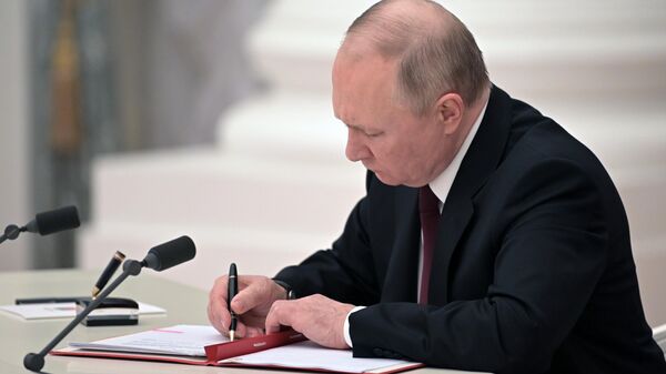 Россиянын президенти Владимир Путин кол коюу учурунда. Архив - Sputnik Кыргызстан