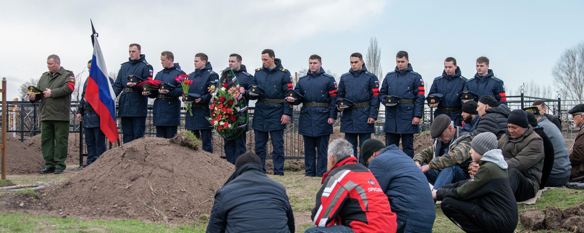 Похороны Рустама Зарифулина героически погибшего в ходе спецоперации России на Украине - Sputnik Кыргызстан, 1920, 27.03.2022