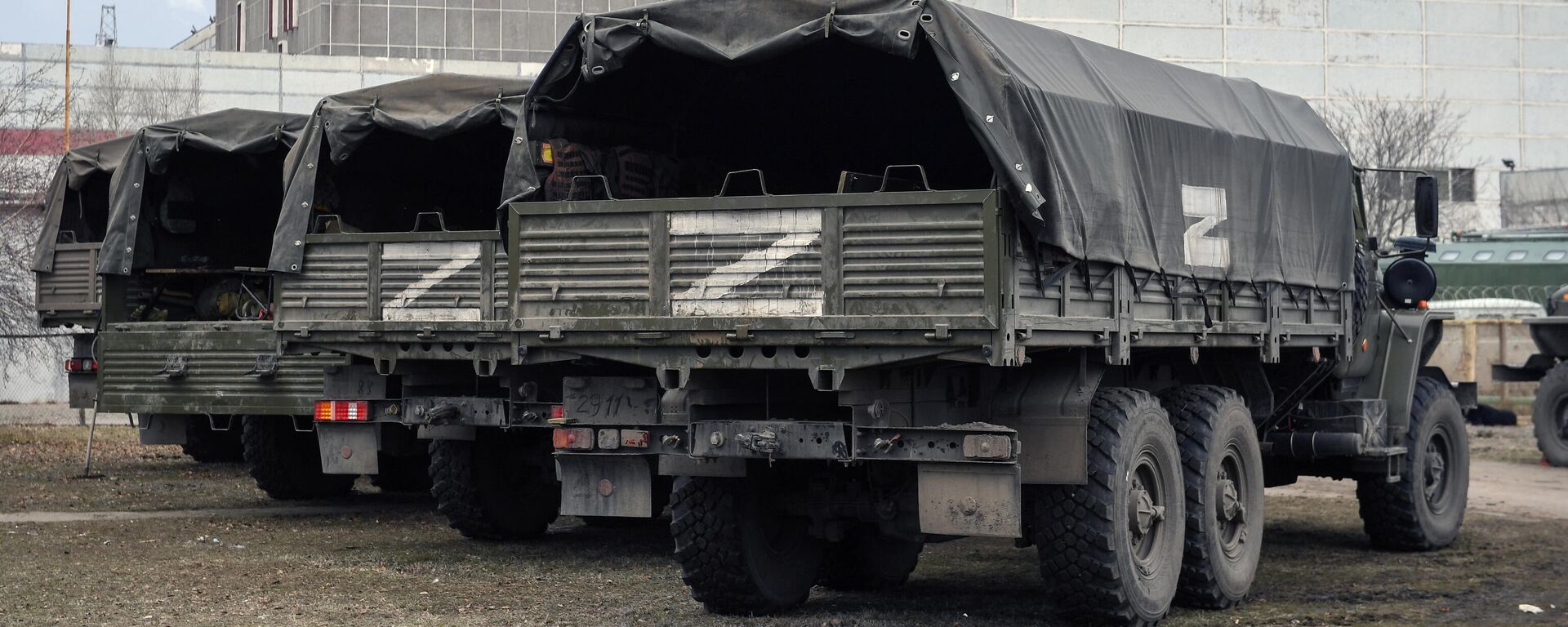 Автомобили ВС РФ на территории Запорожской атомной электростанции, расположенной в степной зоне на берегу Каховского водохранилища в городе Энергодар - Sputnik Кыргызстан, 1920, 28.03.2022