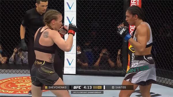 Победа Шевченко и нокаут с разворота — видео лучших моментов турнира UFC - Sputnik Кыргызстан