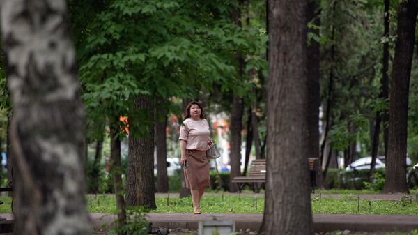 Женщина гуляет по проспекту Эркиндик в Бишкеке. Архивное фото - Sputnik Кыргызстан
