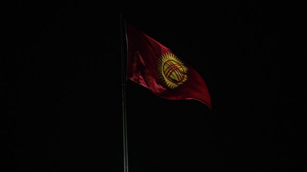 Бишкектин Ала-Тоо аянтында Кыргыз Республикасынын желеги. Архив - Sputnik Кыргызстан