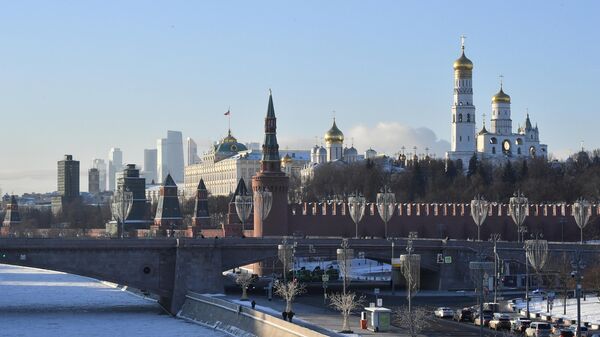 Вид на Кремль с Парящего моста в парке Зарядье в Москве. Архивное фото  - Sputnik Кыргызстан