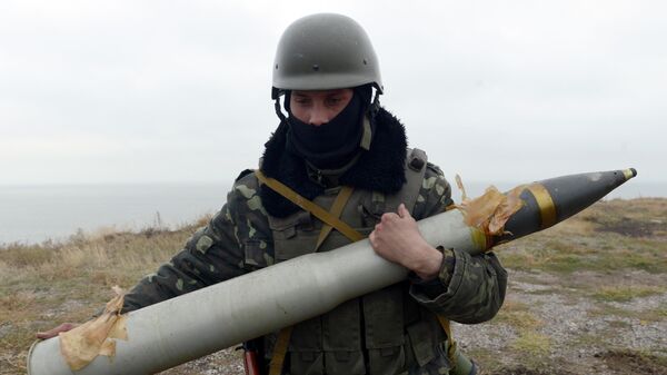 Украинский военнослужащий с артиллерийским снарядом. Архивное фото - Sputnik Кыргызстан