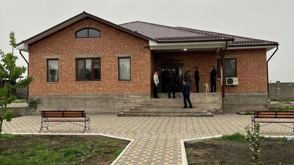 Токмок шаарынын мэри Урмат Самаевди өз үйүнөн кармоо - Sputnik Кыргызстан