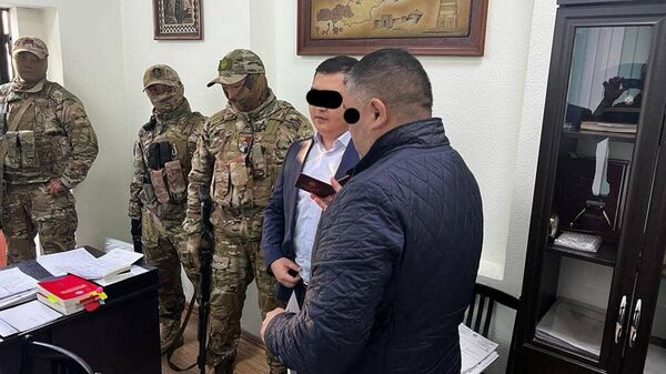 Задержание старшего помощника прокурора Свердловского района Бишкека - Sputnik Кыргызстан