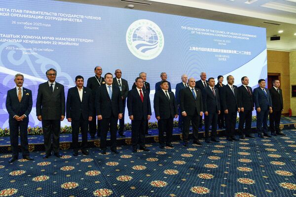 ШКУ премьерлеринин кеңири форматтагы жыйынына катышкан өкмөт башчылар.Уюмга 9 мамлекет мүчө, үч өлкө байкоочу болсо, дагы 14ү диалог боюнча өнөктөш болуп саналат ШКУ премьерлеринин кеңири форматтагы жыйынына катышкан өкмөт башчылар.Уюмга 9 мамлекет мүчө, үч өлкө байкоочу болсо, дагы 14ү диалог боюнча өнөктөш болуп саналат - Sputnik Кыргызстан