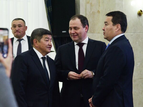 Андан кийин ЕАЭБ премьерлери КМШ өкмөт башчыларынын жана Евразиялык өкмөттөр аралык кеңештин жыйынына чогулушту Андан кийин ЕАЭБ премьерлери КМШ өкмөт башчыларынын жана Евразиялык өкмөттөр аралык кеңештин жыйынына чогулушту - Sputnik Кыргызстан