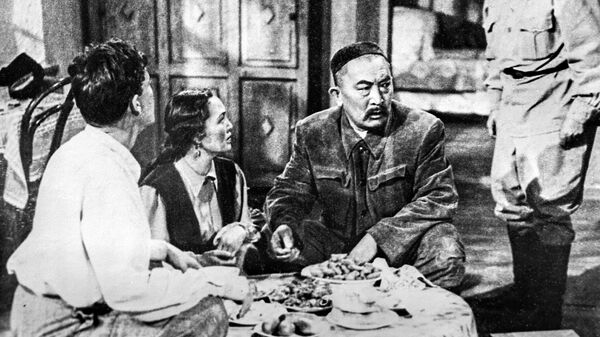 Бакен Кыдыкеева менен Муратбек Рыскуловдун жаш кези. Салтанаттагы таберик сүрөт - Sputnik Кыргызстан