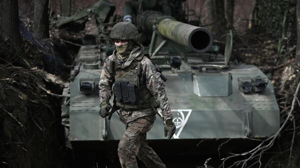 Военнослужащий расчета самоходной артиллерийской установки (САУ) Малка артиллерийских подразделений ЦВО во время выполнения боевых задач в зоне СВО - Sputnik Кыргызстан