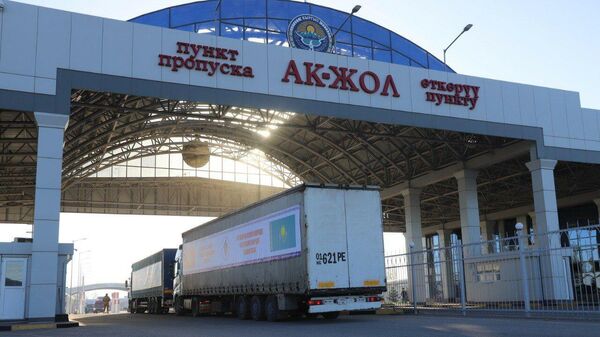 Гумпомощь МВД КР полицейским Казахстана - Sputnik Кыргызстан