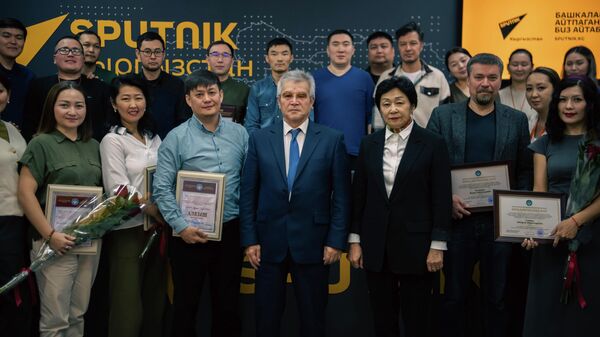 Награждение редакции Sputnik Кыргызстан почетной грамотой кабмина - Sputnik Кыргызстан