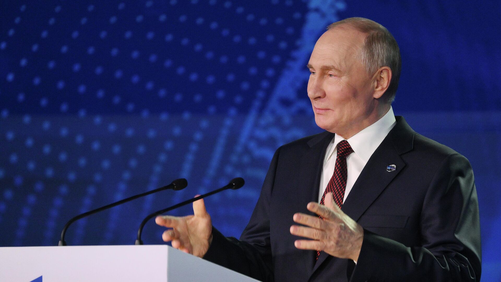 Президент РФ Владимир Путин выступает на пленарной сессии XXI Ежегодного заседания Международного дискуссионного клуба Валдай Президент РФ Владимир Путин выступает на пленарной сессии XXI Ежегодного заседания Международного дискуссионного клуба Валдай - Sputnik Кыргызстан, 1920, 08.11.2024