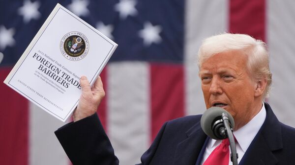 Президент Дональд Трамп объявляет новые пошлины на товары в США - Sputnik Кыргызстан