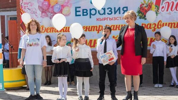АНО Евразия в Бишкеке наградила победителей конкурса детских рисунков Мир, труд, май - Sputnik Кыргызстан