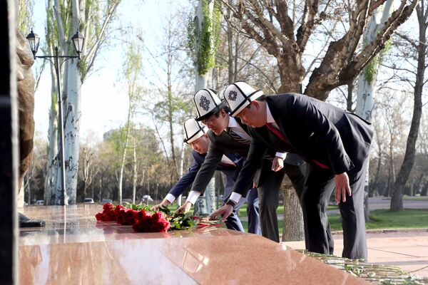Замглавы правительства Эдиль Байсалов, мэр Бишкека Айбек Джунушалиев и министр культуры Мирбек Мамбеталиев возложили цветы к монументу памяти погибших за свободу народа - Sputnik Кыргызстан