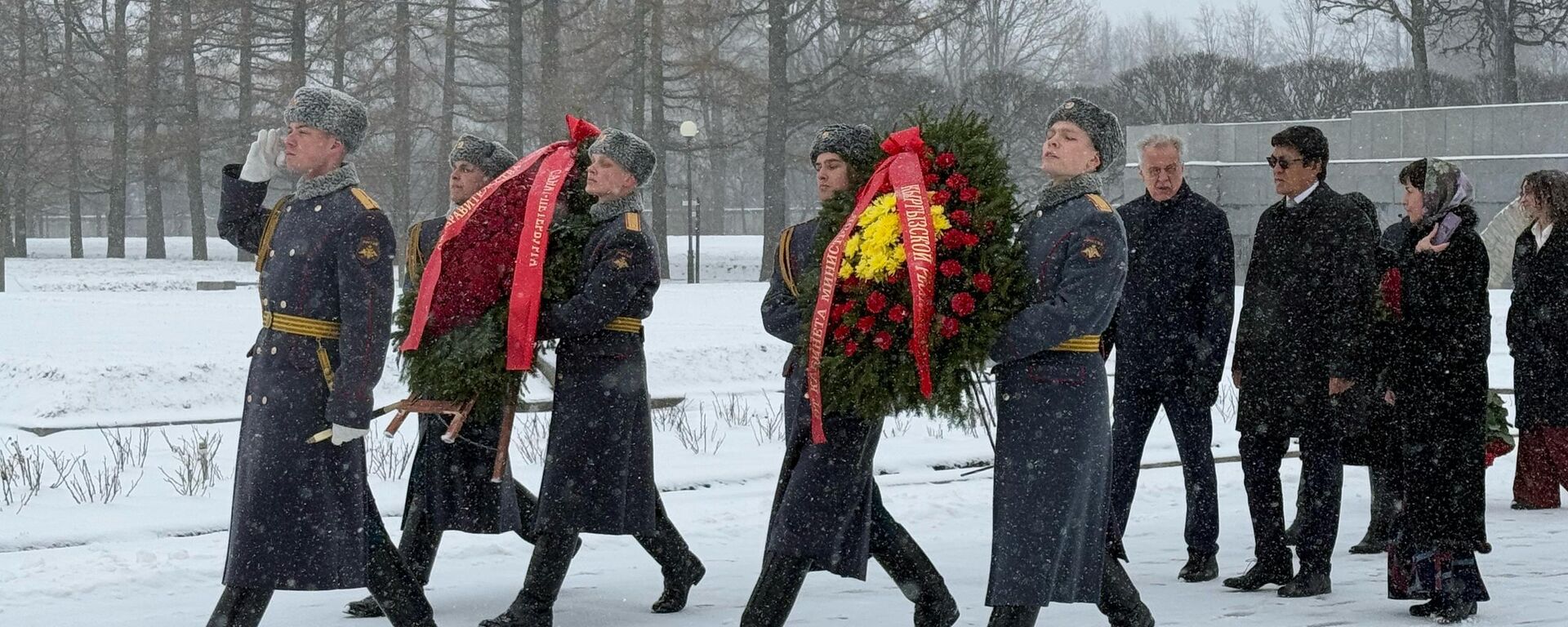 Церемония возложения венков на Пискаревском мемориальном кладбище в Санкт-Петербурге - Sputnik Кыргызстан, 1920, 12.04.2025