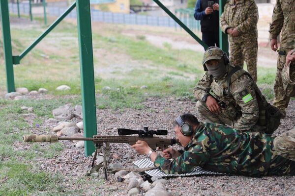 В рамках учений силовики взяли штурмом условное административное здание, применив боевого робота, а после &quot;зачистили&quot; его штурмовой группой. Кроме того, они подорвали автомобиль с помощью наземного дрона-камикадзе. - Sputnik Кыргызстан