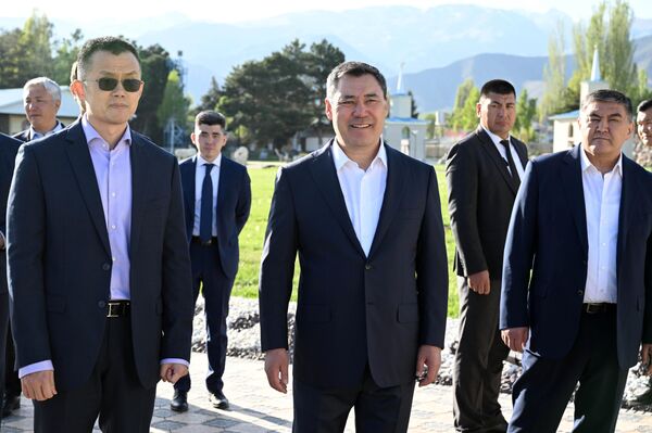Президент Садыр Жапаров жана дүйнөдөгү эң ири криптовалюталык биржалардын бири Binance компаниясынын негиздөөчүсү Чанпэн Чжао Кыргызстанга болгон жумушчу сапарынын алкагында Чолпон-Ата шаарындагы “Рух-Ордо” маданий борборуна барышты. Президент Садыр Жапаров жана дүйнөдөгү эң ири криптовалюталык биржалардын бири Binance компаниясынын негиздөөчүсү Чанпэн Чжао Кыргызстанга болгон жумушчу сапарынын алкагында Чолпон-Ата шаарындагы “Рух-Ордо” маданий борборуна барышты. - Sputnik Кыргызстан