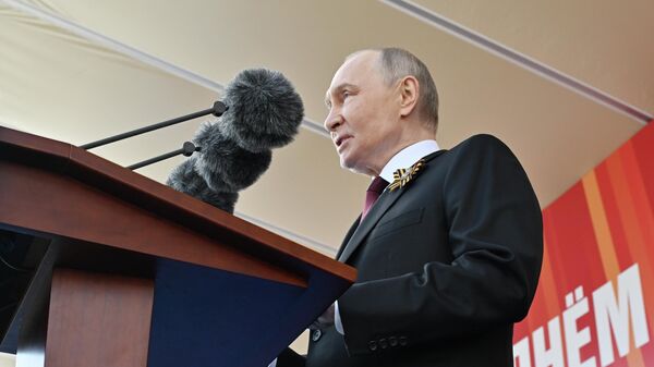 Россиянын президенти Владимир Путин Москвадагы Кызыл аянтта аскердик парадда - Sputnik Кыргызстан
