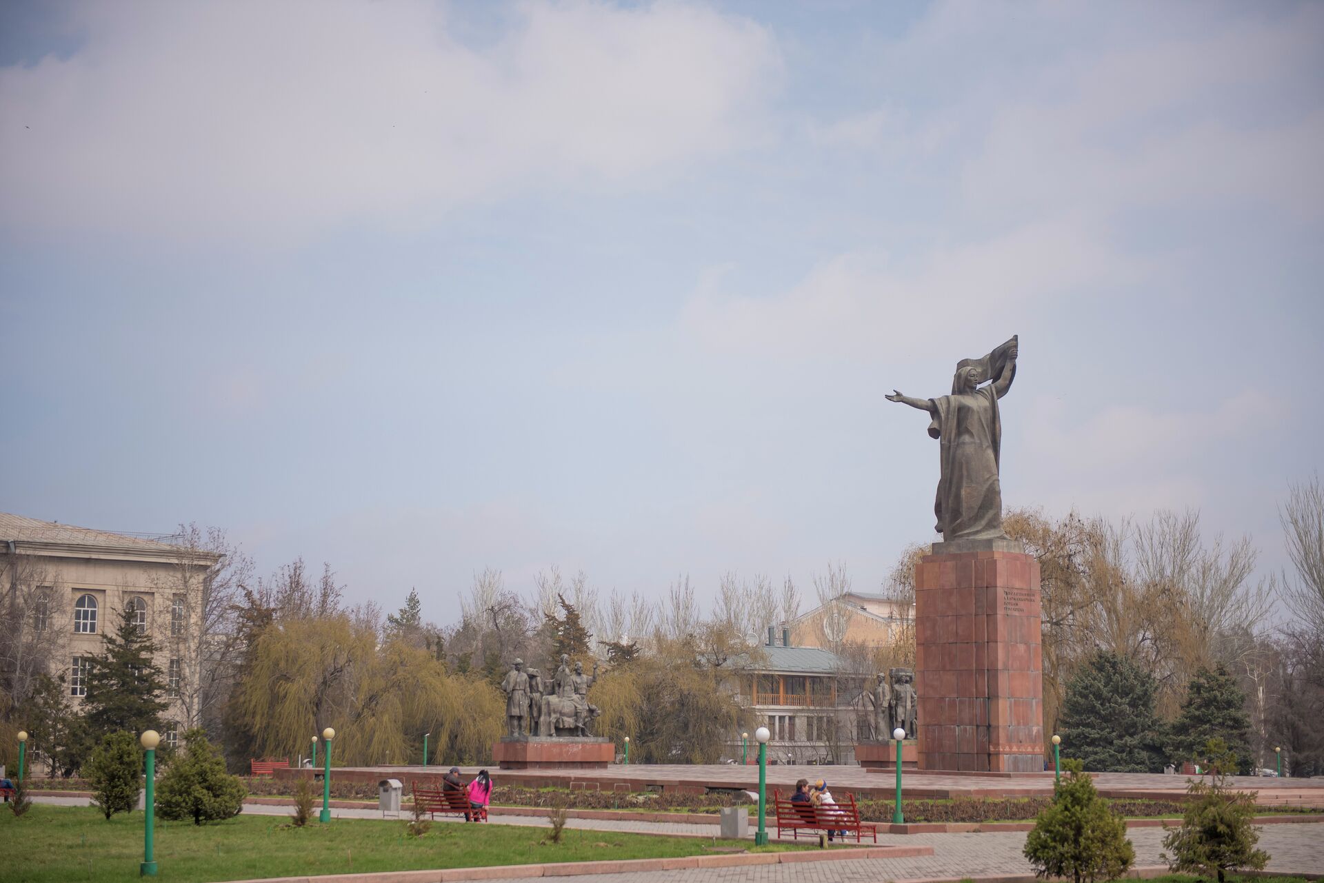 Памятник Уркуе Салиевой. 2015 г. Памятник Уркуе Салиевой. 2015 г. - Sputnik Кыргызстан, 1920, 04.01.2022
