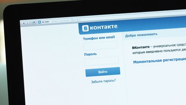Логотип и начальная страница социальной сети Вконтакте на экране компьютера. Архивное фото - Sputnik Кыргызстан