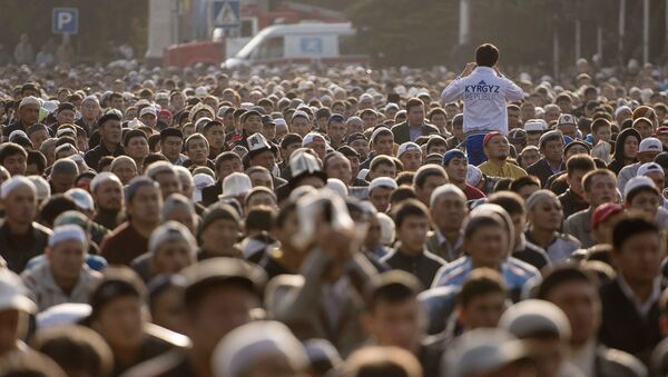 Мусульмане во время праздника Курбан-Байрам на старой площади в Бишкеке. Архивное фото - Sputnik Кыргызстан