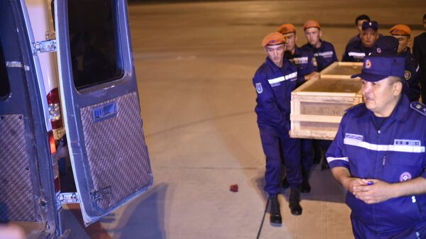 Сотрудники МЧС КР выгружают тела погибших кыргызстанок в пожаре в Москве доставленные спецрейсом - Sputnik Кыргызстан