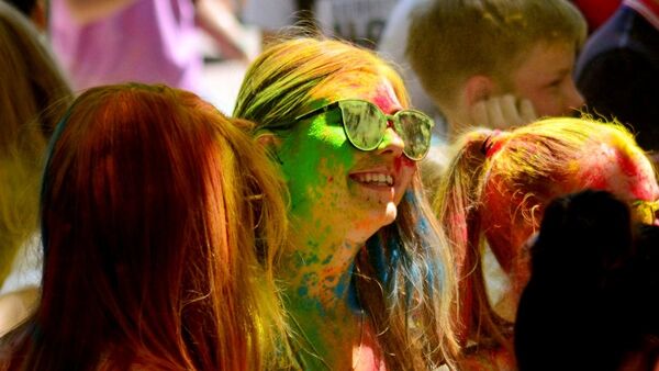 Фестиваль красок ColorFest в парке имени Ата-Тюрка в Бишкеке - Sputnik Кыргызстан
