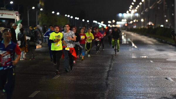 Участники ночного забега Toyboss Night Run в Бишкеке. Архивное фото - Sputnik Кыргызстан