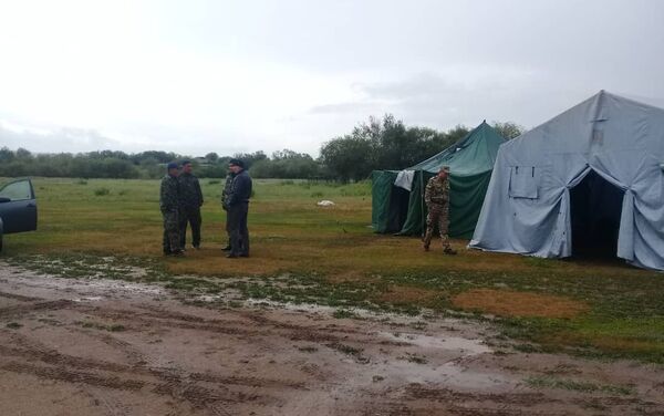 Сейчас поиски ведут около 110 человек — спасатели, родственники пропавших и местные жители Сейчас поиски ведут около 110 человек — спасатели, родственники пропавших и местные жители - Sputnik Кыргызстан