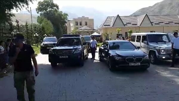 Алмазбек Атамбаевди коштогон кортеж Кантты көздөй кетти. Видео - Sputnik Кыргызстан